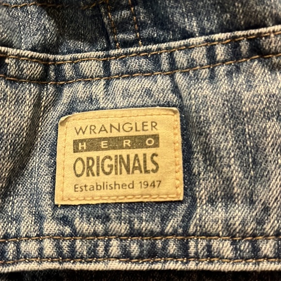 Men’s or women’s 8 pocket jean shorts. Waist size 30 barley used. - Picture 2 of 2